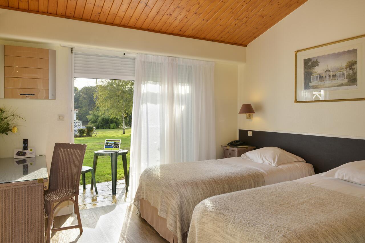 Logis Hotel Val De Vienne Le Vigeant Экстерьер фото
