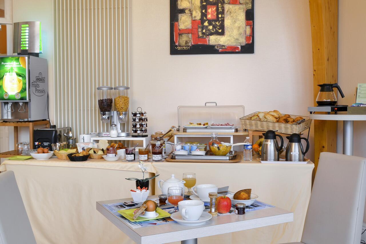 Logis Hotel Val De Vienne Le Vigeant Экстерьер фото