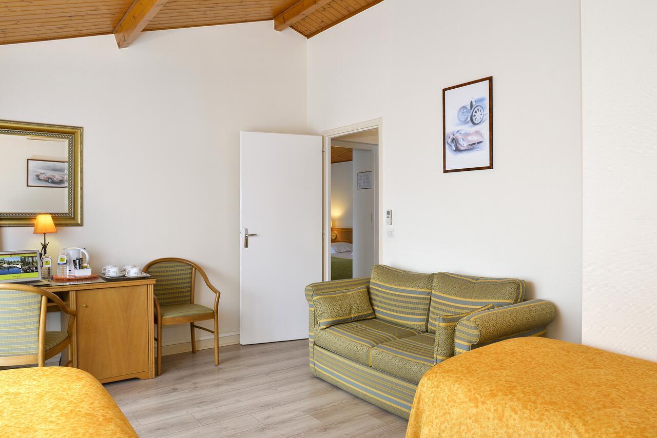 Logis Hotel Val De Vienne Le Vigeant Экстерьер фото
