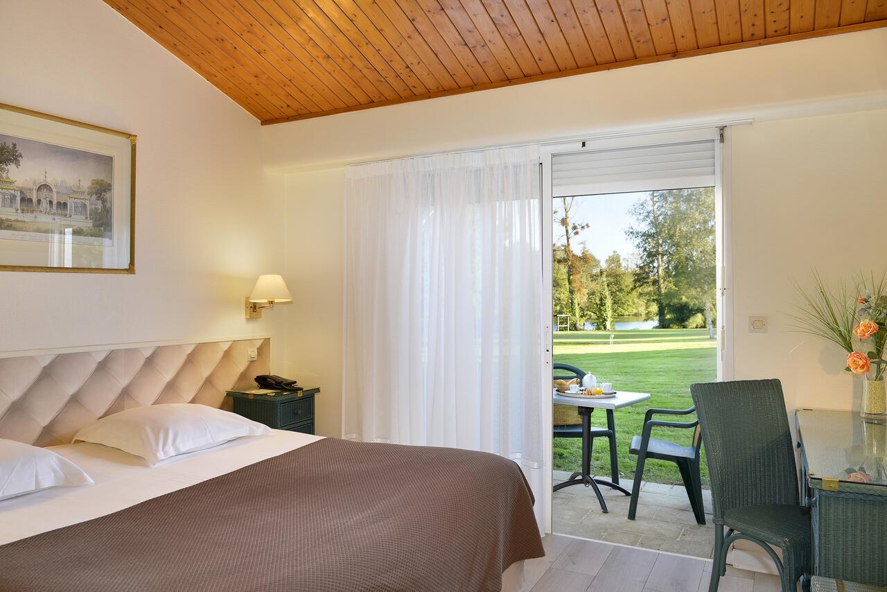 Logis Hotel Val De Vienne Le Vigeant Экстерьер фото