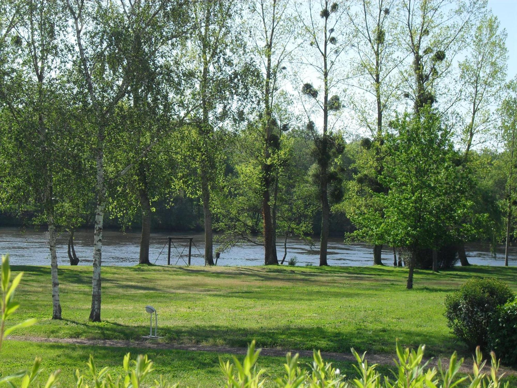 Logis Hotel Val De Vienne Le Vigeant Экстерьер фото
