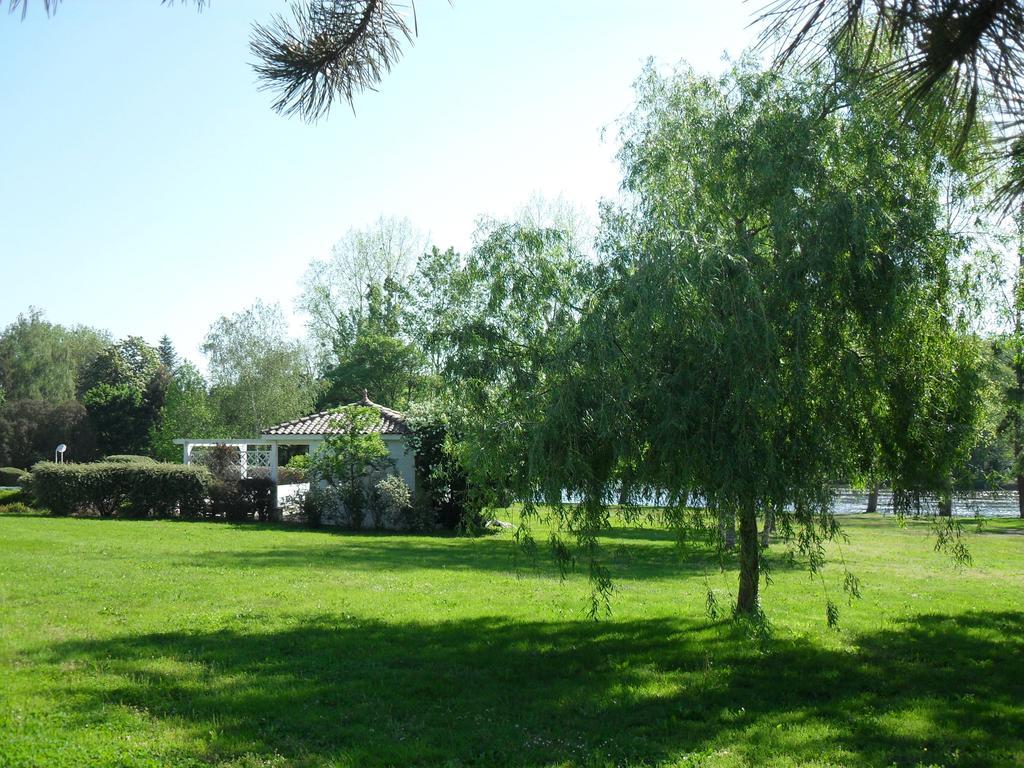 Logis Hotel Val De Vienne Le Vigeant Экстерьер фото