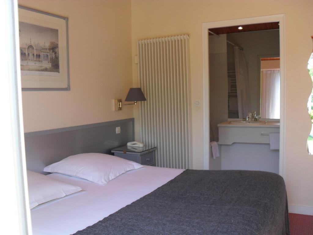 Logis Hotel Val De Vienne Le Vigeant Номер фото