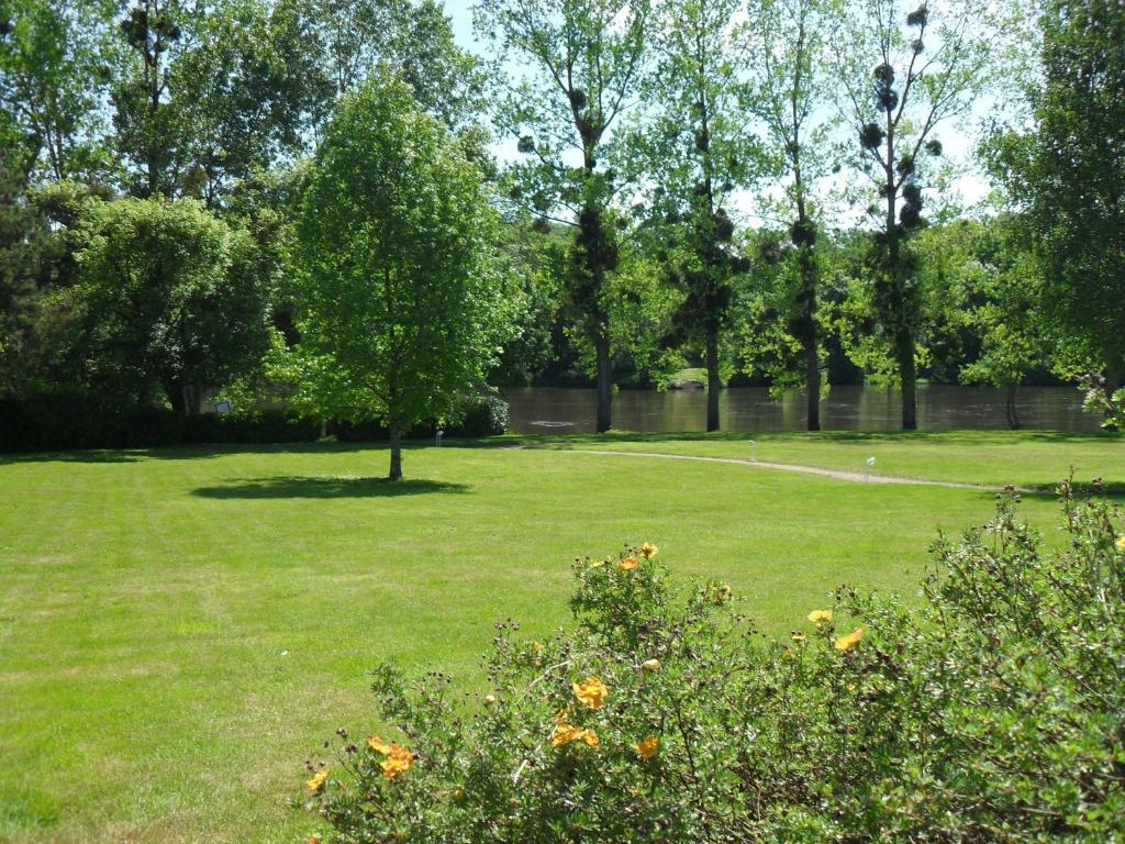 Logis Hotel Val De Vienne Le Vigeant Экстерьер фото