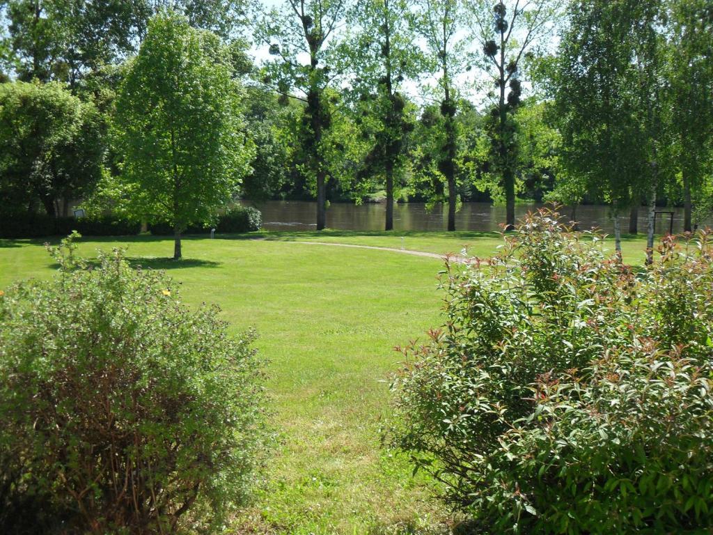 Logis Hotel Val De Vienne Le Vigeant Экстерьер фото