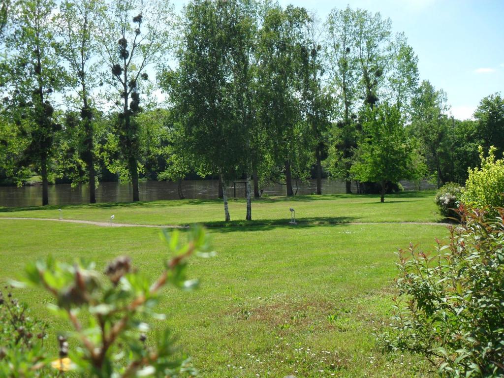 Logis Hotel Val De Vienne Le Vigeant Экстерьер фото