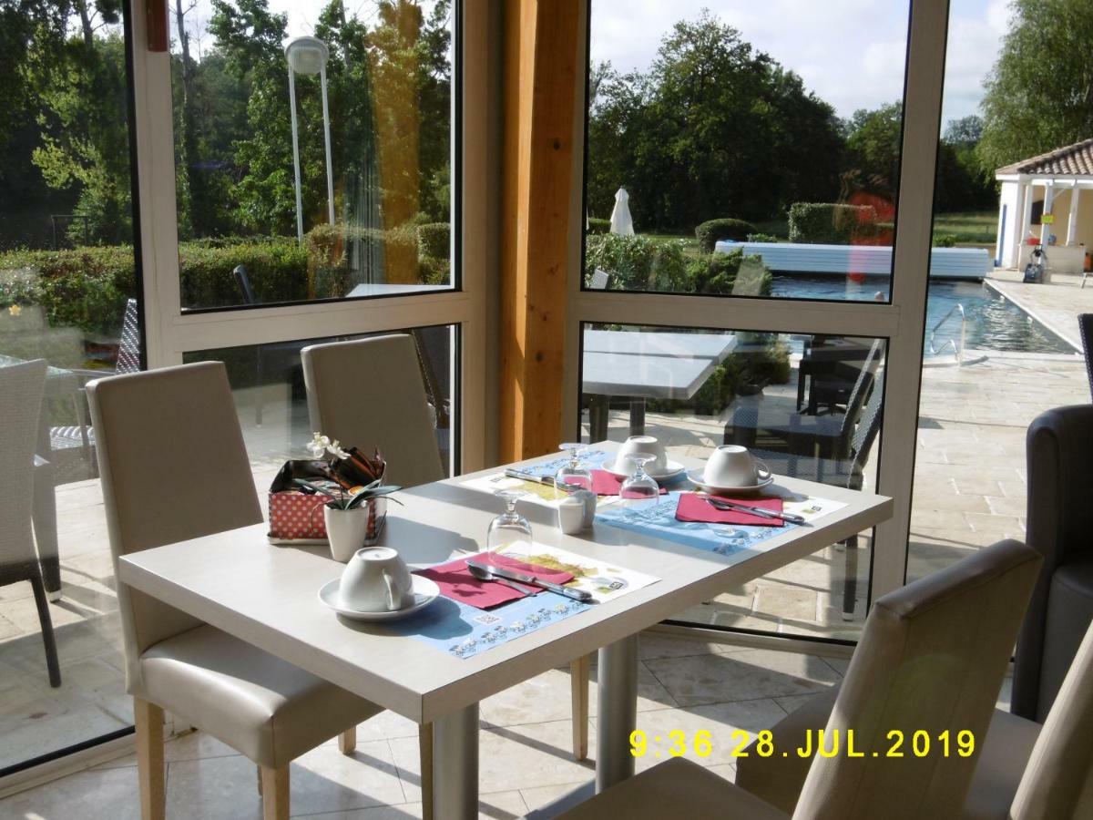 Logis Hotel Val De Vienne Le Vigeant Экстерьер фото
