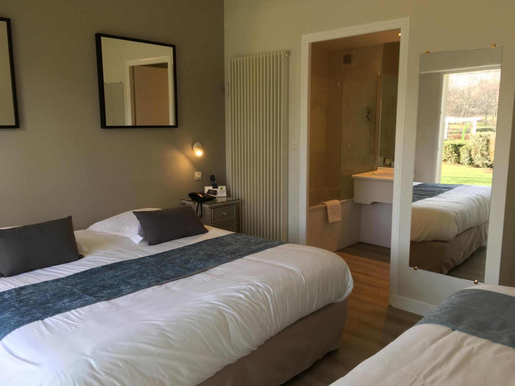 Logis Hotel Val De Vienne Le Vigeant Экстерьер фото